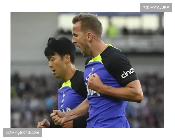 雨战之后，浑身泥泞的凯恩与孙兴慜在通道内相拥鼓励